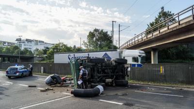 Sindelfingen: Unimog bleibt an der S-Bahn Bruecke haengen und kippt um
