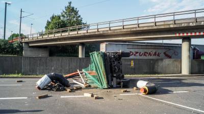 Sindelfingen: Unimog bleibt an der S-Bahn Bruecke haengen und kippt um