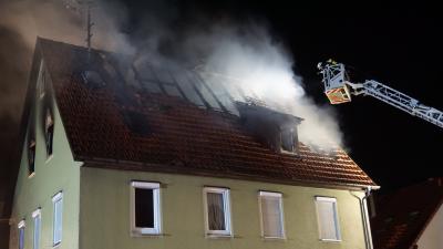 Maichingen: Dachstuhlbrand zerstoert Gebaede vollstaendig 