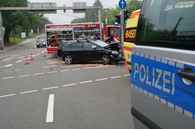 Pforzheim: schwerer Verkehrsunfall in Broetzingen auf der Kreuzung Wildbaderstr. - 3 Personen leicht Verletzt