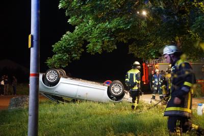 Kirchheim Teck: PKW kommt von Fahrbahn ab und landet auf Dach