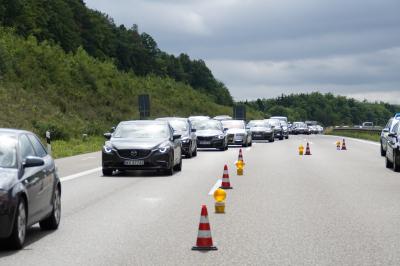 Niefern: Verkehrsunfall auf der A8 kurz vor Rasthof Pforzheim mit 4 beteiligten Fahrzeuge - mehrere Personen mittelschwer Verletzt