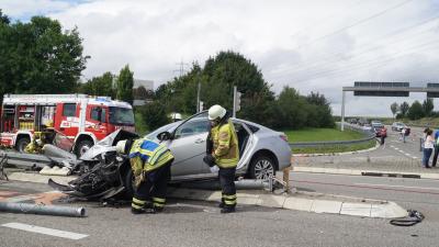 Schwieberdingen: Pkw kracht auf Ampelmast -zwei schwer Verletzte 