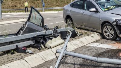 Schwieberdingen: Pkw kracht auf Ampelmast -zwei schwer Verletzte 