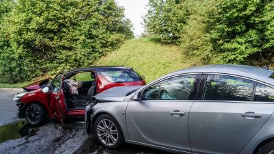 Sindelfingen: Senior faehrt auf der falschen Spur und kracht in anderen PKW 