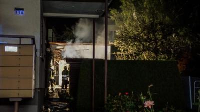 Stuttgart-Vaihingen: Brand eines Gartenhauses im Wohngebiet loesst Feuerwehr Einsatz aus
