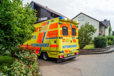 Mundelsheim: Mann stuerzt zwei Meter in einen Fensterschacht - Feuerwehr rettet den Mann schwerverletzt