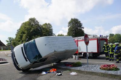 Adelberg: Vorfahrt missachtet - Transporter liegt auf Seite