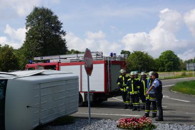 Adelberg: Vorfahrt missachtet - Transporter liegt auf Seite