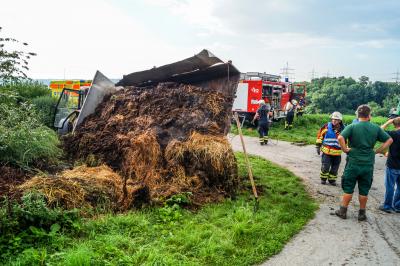 Loechgau: Traktor kippt am Mittwoch-Abend um - Passanten alarmierten die Feuerwehr jedoch erst am Donnerstag-Vormittag
