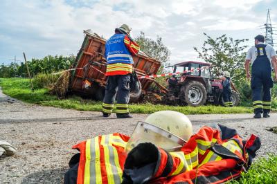 Loechgau: Traktor kippt am Mittwoch-Abend um - Passanten alarmierten die Feuerwehr jedoch erst am Donnerstag-Vormittag