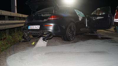 Wendlingen :Mercedes kracht in die Leitplanke uns schleudert ueber die Fahrbahn 