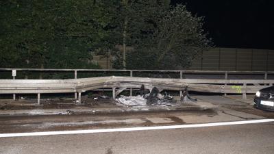 Wendlingen :Mercedes kracht in die Leitplanke uns schleudert ueber die Fahrbahn 