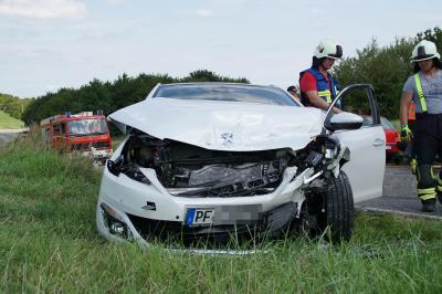 Duerrn: zu einem schweren Verkehrsunfall kam es auf der B294 in der Karlshaeuser Senke - 3 Personen mittelschwer Verletzt