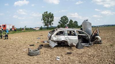 Renningen-Malmsheim BMW kommt von Strasse ab und ueberschlaegt sich mehrmals