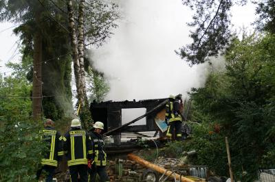 Wimsheim: eine Gartenhuette mit Saune steht in Vollbrand - Gasflasche gesichert