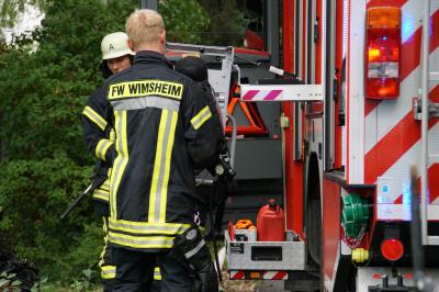 Wimsheim: eine Gartenhuette mit Saune steht in Vollbrand - Gasflasche gesichert