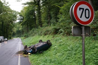 Pforzheim: PKW ueberschlaegt sich auf der B463