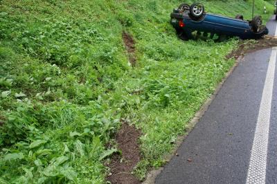 Pforzheim: PKW ueberschlaegt sich auf der B463