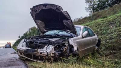 Rutesheim: PKW ueberschlaegt sich auf regennasser Fahrbahn