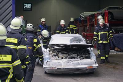 Zell unter Aichelberg: Oldtimer in Flammen - Technischer Defekt loest Brand aus