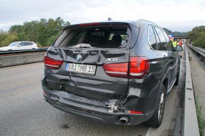 Pforzheim-Eutingen: schwerer Verkehrsunfall mit 2 Pkw und 1 Lkw - 1 Person mittelschwer Verletzt