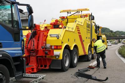 Pforzheim-Eutingen: schwerer Verkehrsunfall mit 2 Pkw und 1 Lkw - 1 Person mittelschwer Verletzt