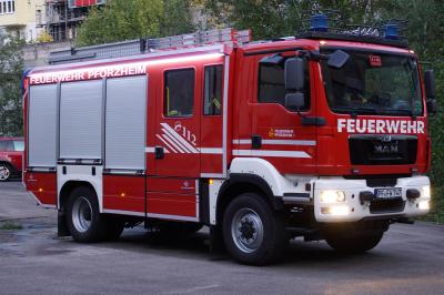Pforzheim: Pkw in Vollbrand auf dem Gelaende der alten Papierfabrik