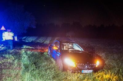 Unterbergen: Mercedes kommt von Fahrbahn ab und streift Baum - 80 000 Euro Schaden