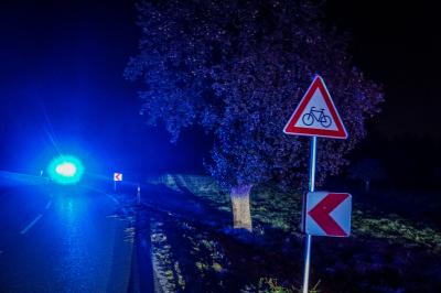 Unterbergen: Mercedes kommt von Fahrbahn ab und streift Baum - 80 000 Euro Schaden