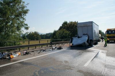 Rastatt: schwerer Verkehrsunfall mit 2 Lkw - 1 Person Lebensgefaehrlich Verletzt