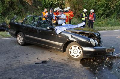 Weingarten: schwerer Verkehrsunfall mit 2 Pkw - 1 Personen schwer und 1 Person Lebensgefaehrlich Verletzt