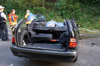 Weingarten: schwerer Verkehrsunfall mit 2 Pkw - 1 Personen schwer und 1 Person Lebensgefaehrlich Verletzt