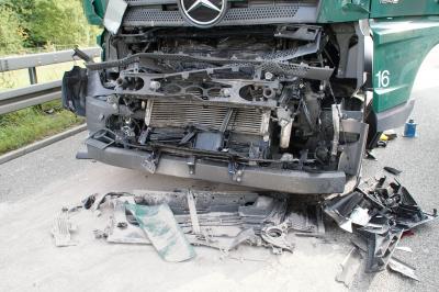 Friolzheim: Verkehrsunfall mit 2 Lkw auf der A8 in Hoehe Friolzheim FR Karlsruhe -  1 Personen Verletzt