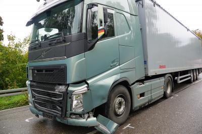 Goeppingen: Autofahrerin frontal auf Lkw geprallt 