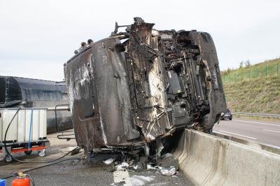 Friolzheim: Schwerer Lkw Unfall mit Vollbrand auf der A8 bei Friolzheim fordert 1 schwer verletzten Fahrer