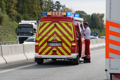 Friolzheim: Schwerer Lkw Unfall mit Vollbrand auf der A8 bei Friolzheim fordert 1 schwer verletzten Fahrer