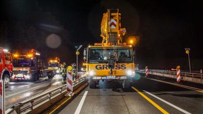 Magstadt/A8: Autotransporter brennt