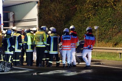 Kirchheim Teck:  PKW faehrt ungebremst unter LKW â€“ Fahrer stirbt noch vor Ort