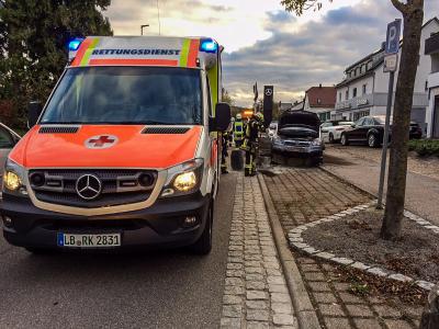 Murr: Ueber mehrere Blumenkuebel gefahren - Fahrer verletzt