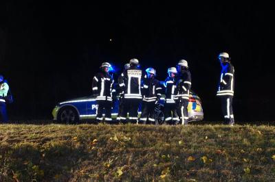 Pforzheim: schwerer Verkehrsunfall mit Pkw gegen Baum -  fordert 1 schwer Verletzte Person