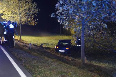 Pforzheim: schwerer Verkehrsunfall mit Pkw gegen Baum -  fordert 1 schwer Verletzte Person