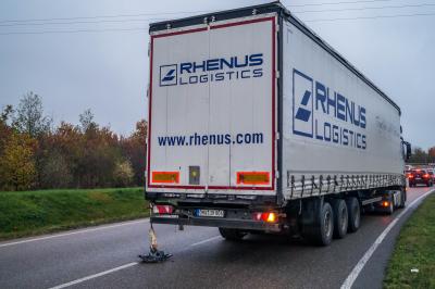 Pleidelsheim: Transporter kollidiert mit zu schnellem LKW und wird in den Graben abgewiesen - Fahrer wird schwer verletzt