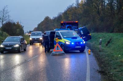 Pleidelsheim: Transporter kollidiert mit zu schnellem LKW und wird in den Graben abgewiesen - Fahrer wird schwer verletzt
