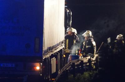 Holzmaden A8: Person auf der A8 ueberfahren - LKW schwer beschaedigt - Person vor Ort verstorben