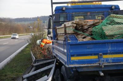 Uhingen B10: Lkw kracht in Leitplanke - 15 000 Euro Schaden