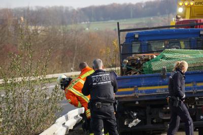 Uhingen B10: Lkw kracht in Leitplanke - 15 000 Euro Schaden