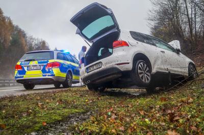 A81/Mundelsheim: VW kracht auf regennasser Fahrbahn in die Boeschung - 3 Verletzte!