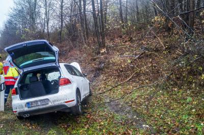 A81/Mundelsheim: VW kracht auf regennasser Fahrbahn in die Boeschung - 3 Verletzte!