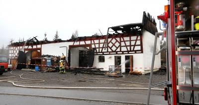 Oelkofen: Brand eines Fachwerkgebaeudes - Tagbilder
